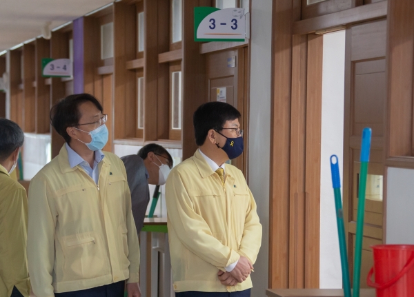 등교수업 지켜보는 최교진(오른쪽) 세종시교육감