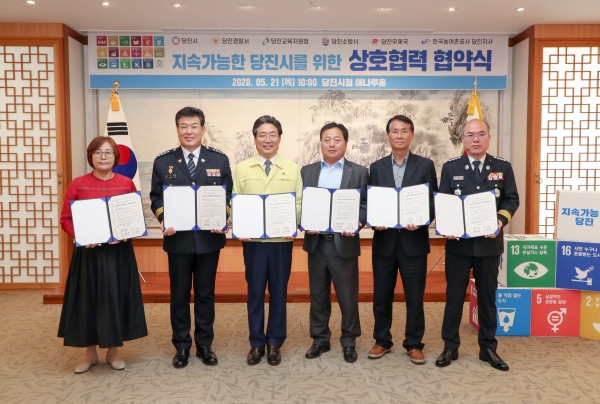 1.박혜숙 교육장 2.김영일 경찰서장 3.김홍장 시장 4.오병덕 농어촌공사지사장 5.이종각 우체국장 6.김오식 소방서장.