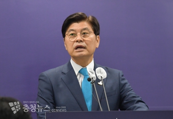 이춘희 세종시장이 21일 세종시청에서 정례브리핑을 하고 있다.