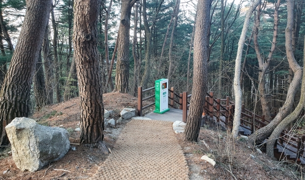 경북 김천시 증산면 소재 국립김천치유의숲 숲길에 설치된 자동심장충격기. 한국산림복지진흥원은 최근 응급상황과 안전사고에 대비해 숲길 등 야외에 자동심장충격기(AED) 54대를 설치했다.