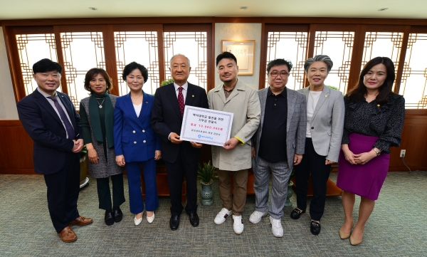 약정식을 마친 후 행사에 참석한 내외빈이 함께 기념촬영을 하고 있다