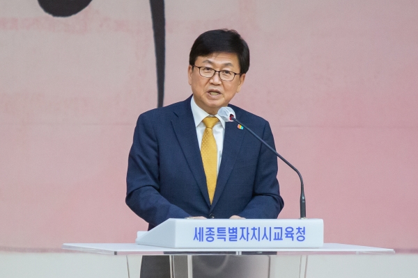 최교진 교육감이 21일 학교운영위원장 역량강화 연수에서 관심과 참여를 당부하고 있다.