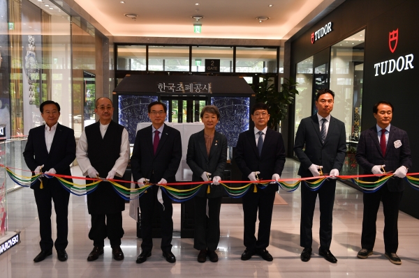 22일 조선 시대 왕실과 예술‧과학 분야 유물을 주제로 한 프리미엄 컬렉션 ‘로열 시리즈’ 1차 ‘경복궁 기념메달’ 출시를 기념, 현대백화점 판교점 1층에 팝업 스토어를 오픈했다. ‘경복궁 기념메달’ 전시와 함께 조선 왕실 장신구 및 프리미엄 골드제품 40여종이 판매된다. (사진 왼쪽부터 이제철 풍산화동양행 대표이사, 김영희 무형문화재, 조용만 조폐공사 사장, 정재숙 문화재청 청장, 최응천 국외소재문화재재단이사장, 정지영 현대백화점 부사장, 이재실 현대백화점 판교점장)