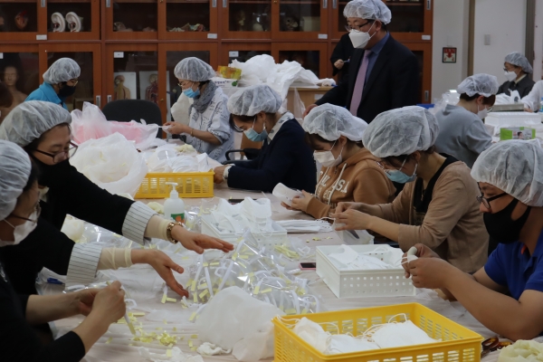 대전맹학교 교직원들이 마스크 제작하고 있는 사진