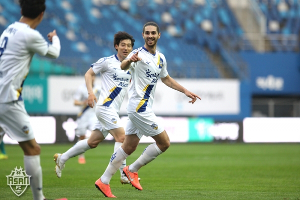충남아산프로축구단 선수들 경기 모습