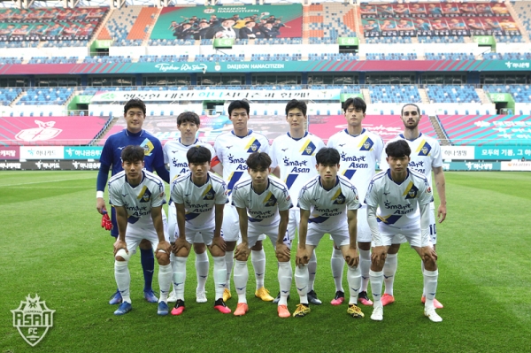 충남아산프로축구단 선수들 단체사진