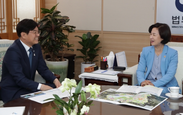 이춘희(왼쪽) 세종시장이 22일 추미애 법무부 장관과 면담을 갖고 세종지방법원, 행정법원 설치 지원을 건의했다.