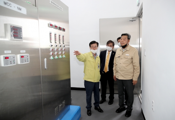 ‘달산배수지' 내부를 살펴보고 있는 가세로 군수