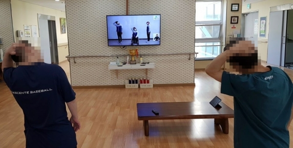 장애인시설 생활체육 영상 따라하는 모습