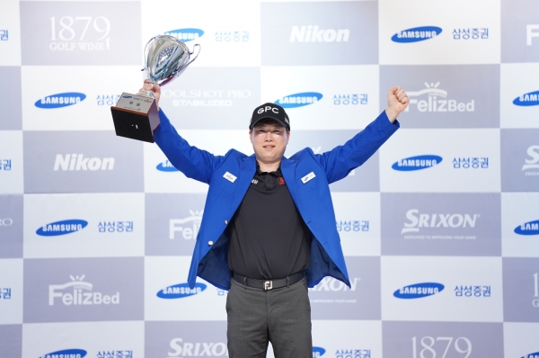 대전 골프존조이마루 전용 경기장에서 열린 ‘2020 삼성증권 GTOUR 남자대회 1차 결선 시상식에서 우승자 순범준이 우승컵을 들어올리고 있다