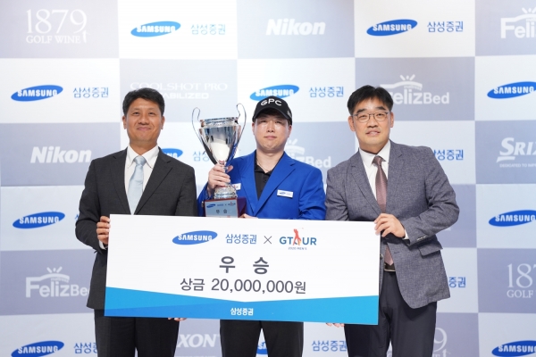 대전 골프존조이마루 전용 경기장에서 열린 ‘2020 삼성증권 GTOUR 남자대회 1차 결선 시상식에서 (왼쪽부터) 골프존 대표 박강수, 우승자 순범준, 삼성증권 팀장 한효건이 기념 촬영을 하고 있다