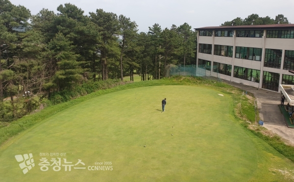 유성CC 한 회원이 퍼팅 연습을 하고 있다.