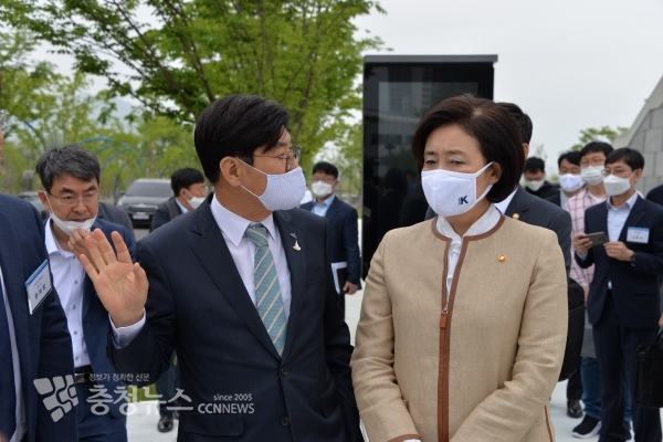 박영선 장관을 안내 하는 이춘희 세종시장 / 충청뉴스 최형순 기자