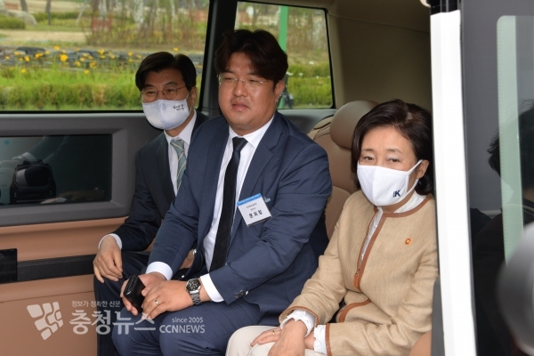 좌로부터 시승하는 이춘희 시장, 문희창 대표, 박영선 장관