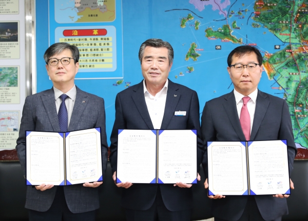 보령댐 하류 물 문제 해소를 위한 상생협력 협약식(좌측부터 설민구 한국농어촌공사 보령지사장, 김동일 보령시장,  소진홍 한국수자원공사 보령권지사장.