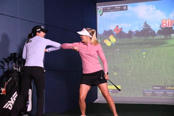 지난 25일 대전 유성구 골프존조이마루와 미국 플로리다주 세계골프 명예의 전당에서 실시간 개최된 ‘골프존 LPGA 온라인 매치플레이 챌린지에 참여한 (왼쪽부터) 리디아고 선수와 퍼닐라 린드버그 선수가 악수 대신 팔꿈치인사를 하고 있다.