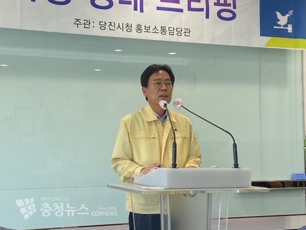 김인재 문화복지국장이 26일 브리핑룸에서 김대건 신부 탄생 200주년 기념행사에 대해 설명하고 있다.