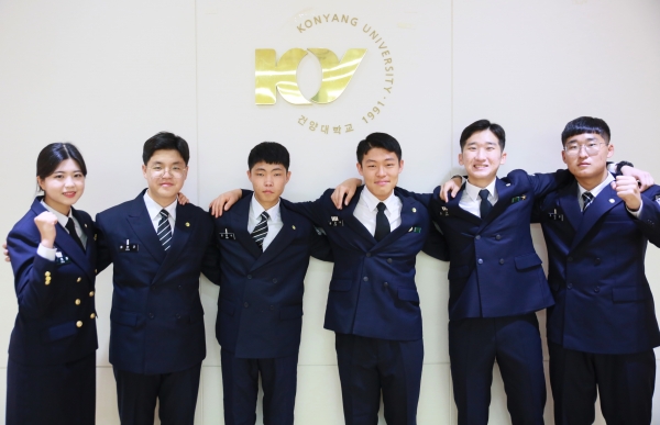 왼쪽부터 류희경(18학번)·류한곤(20한번) 남매, 김병식(20학번)·김경식(17학번), 조대현(17학번)·조대관(20학번) 형제