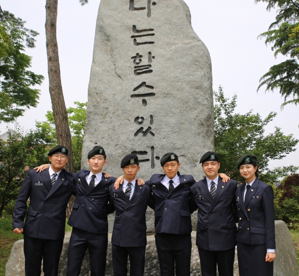 왼쪽부터 조대관(20학번)·조대현(17학번), 김병식(20학번)·김경식(17학번) 형제, 류한곤(20학번)·류희경(18학번) 남매