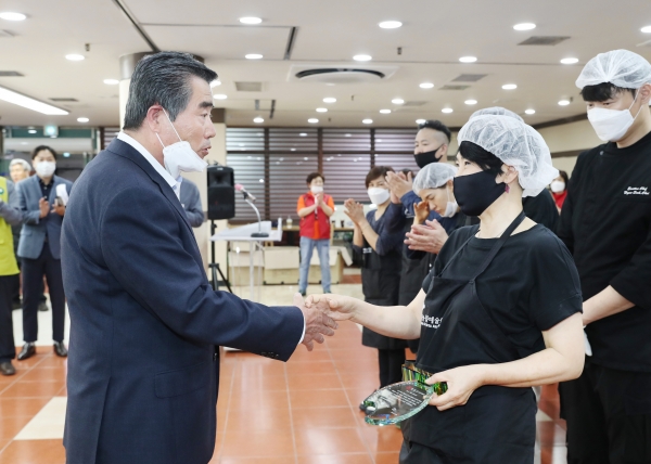 사랑의 도시락 나눔행사를 찾아 김동일 보령시장 관계자 격려 모습