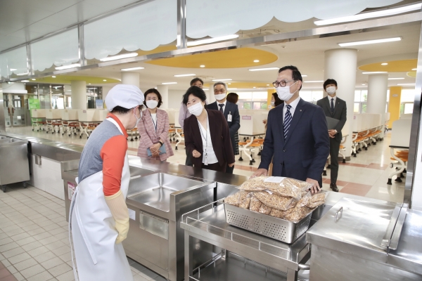 27일 박상돈 천안시장이 천안불무초등학교를 방문해 시설을 둘러보며 방역체계를 점검하고 있다.