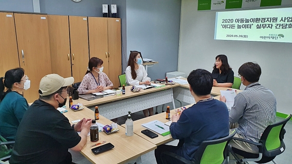 실무자들과 함께 사업의 취지 및 방향, 그리고 실무자들간의 대담