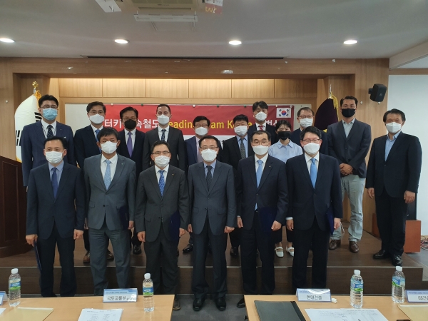 한국철도시설공단 전만경 부이사장(앞줄 왼쪽 3번째) 및 국토교통부 김선태 철도국장(앞줄 왼쪽 4번째)이 27일(수) 공단 수도권본부에서 터키 할칼리~게브제 고속철도 리딩 팀코리아 출범식 후 기념촬영을 하고있다.