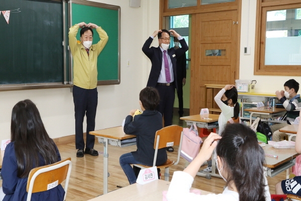 문화초 등교수업 점검중인 설동호 교육감