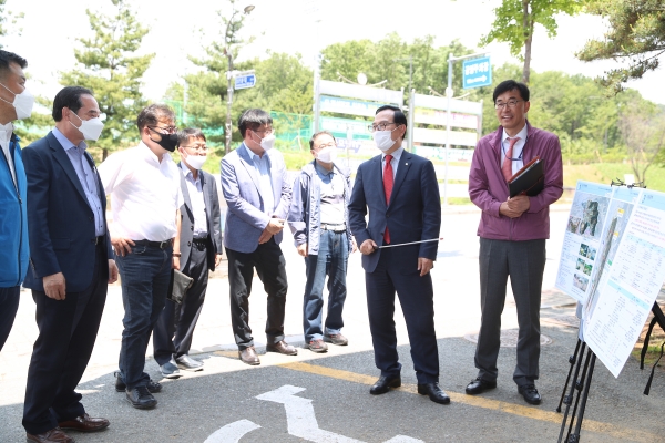 박상돈 천안시장이 지난 26일 천안 삼룡천지구 현장실사에서 행정안전부 공모심사위원에게 해당사업의 필요성에 대해 설명하고 있다.