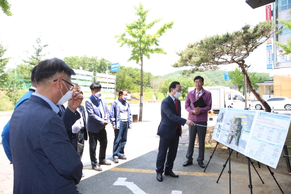 지난 26일 행정안전부 공모심사위원들이 천안 삼룡천지구 현장실사를 진행하고 있다