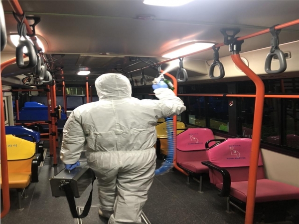 천안시 관계자가 코로나19 예방을 위해 시내버스 내부를 소독하고 있다.