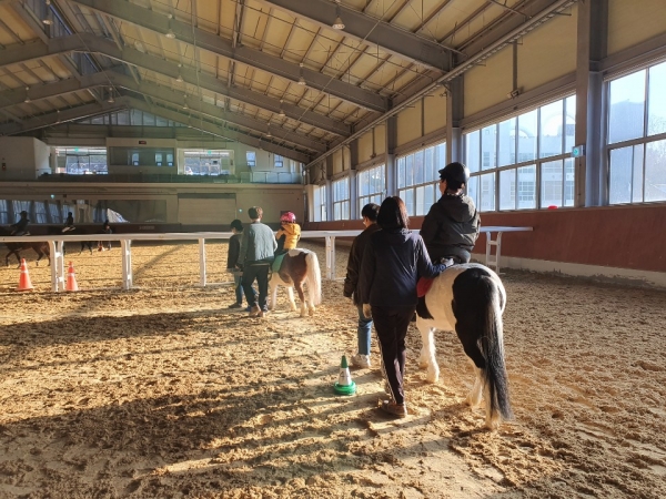 복용승마장 장애아동 대상 재활승마 프로그램 진행 모습