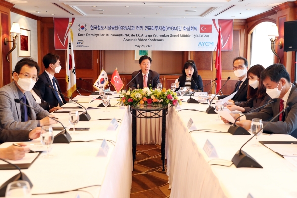 김상균 이사장(가운데)이 28일 터키 고속철도사업 발주처인 인프라투자청장(얄츤 에이귄, Yalcin Eyigun), 국토교통부 및 리딩팀코리아 참여사와 함께 화상회의를 통해 할칼리∼게브제 고속철도사업의 협력방안에 대해 협의하고 있다.