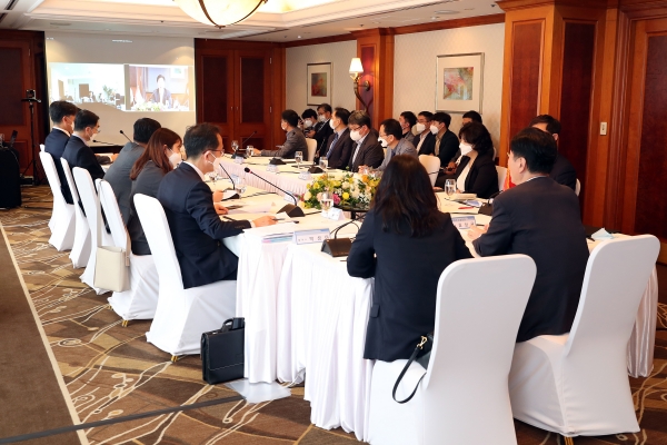 김상균 이사장(오른쪽 1번째)이 28일(목) 터키 고속철도사업 발주처인 인프라투자청장(얄츤 에이귄, Yalcin Eyigun), 국토교통부 및 리딩팀코리아 참여사와 함께 터키 고속철도 사업 수주 기반 마련을 위한 화상회의를 진행하고 있다.