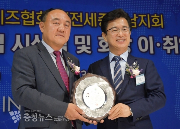 이노비즈협회 대전세종충남지회 박광수(왼쪽) 제6대 회장이 허태정 대전시장으로부터 감사패를 전달받았다.