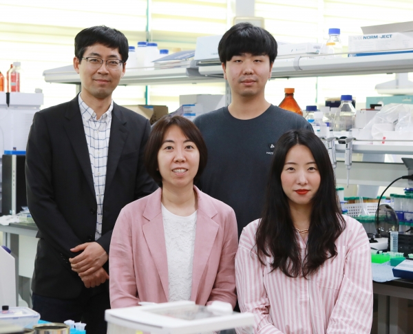 (왼쪽 뒤 부터 시계방향으로) 김유식 교수, 구자영 박사과정, 김수라 박사과정, 리섕 교수.