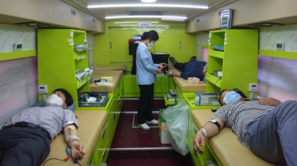 한국철도시설공단 호남본부 직원들이 29일(금) 공단 호남본부에서 펼쳐진 사랑나눔 헌혈행사에서 헌혈을 하고있다