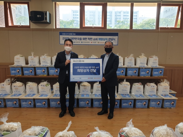 「희망상자 전달식」 사진김대원 신한은행쌍용동지점장(왼쪽)과 이윤기 쌍용종합사회복지관장(오른쪽)이 희망상자 전달 기념촬영을 하고 있다.