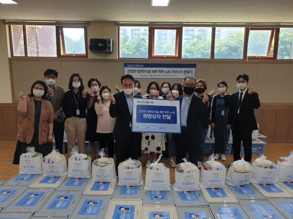 「희망상자 전달식」 단체사진천안시 14개 기관과 함께 희망상자 전달 단체사진 촬영을 하고 있다.