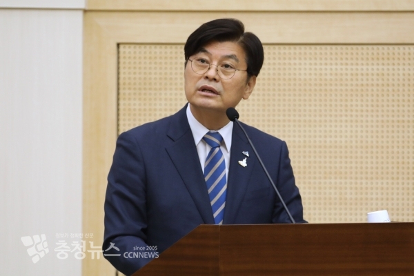 답변하는 이춘희 세종