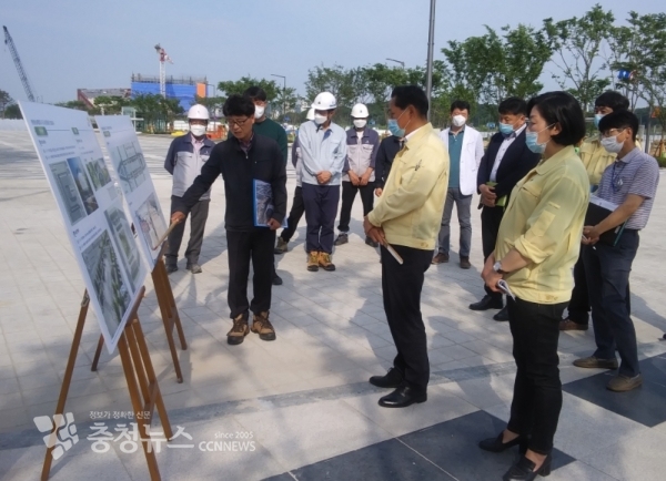 김용석 행정중심복합도시건설청 차장은 29일(금) 4-2생활권(산학연클러스터, 공동캠퍼스, 세종테크밸리, 네이버데이터센터), 국립박물관단지 예정지 및 도시상징광장 건설현장에 대해 코로나19 대응 및 안전관리 현황을 점검하였다. (행복청 제공)