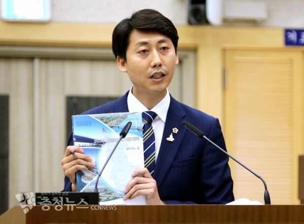 시정질의 하는 이태환 세종시의회 의원