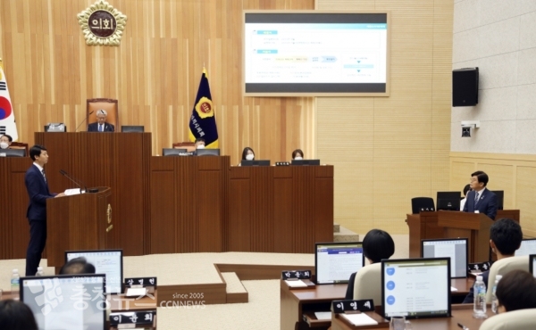 답변하는 이춘희 세종시장