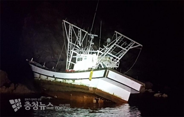 야간항해 중 간출암에 좌초된 A호  (출처=태안해양경찰서)