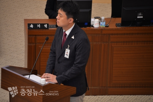 답볌하는 권근용 세종보건소장