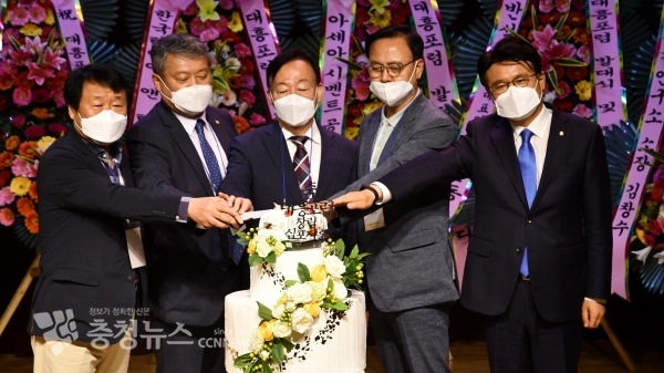 (왼쪽부터) 염홍철 전 대전시장, 문성식 대흥포럼 의장, 설동호 대전시교육감, 이명수 국회의원, 황운하 국회의원이 케이크컷팅식을 하고 있다.