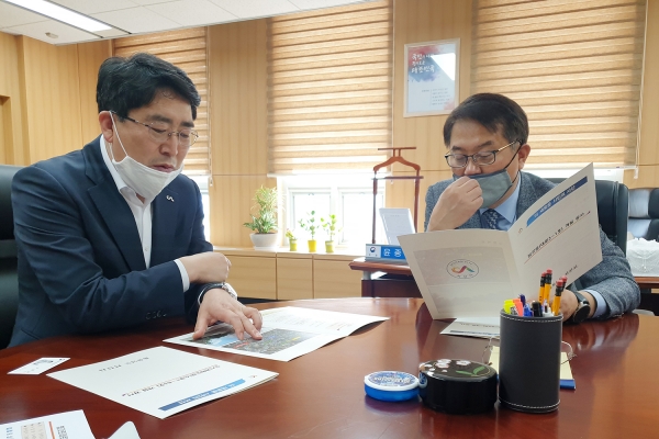 맹정호 서산시장이 행정안전부 윤종인 차관을 만나 재정지원을 건의하고 있다.