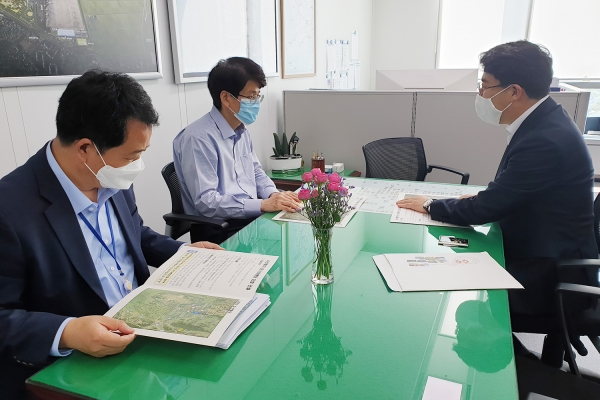맹정호 서산시장이 국토교통부 김태병 공항항행정책관을 만나 서산민항 사업을 제6차 공항개발기본계획에 반영해 줄 것을 건의하고 있다.