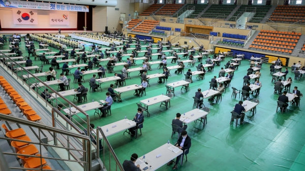1일 종합운동장 실내체육관에서 김홍장 시장을 비롯해 팀장급 이상 공무원 300여명이 전원 참석하는 통합공유회의를 열었다.
