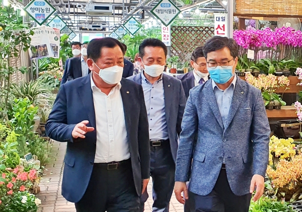 화훼사업센터를 방문한 박석배 감사 * aT 박석배감사(좌측)